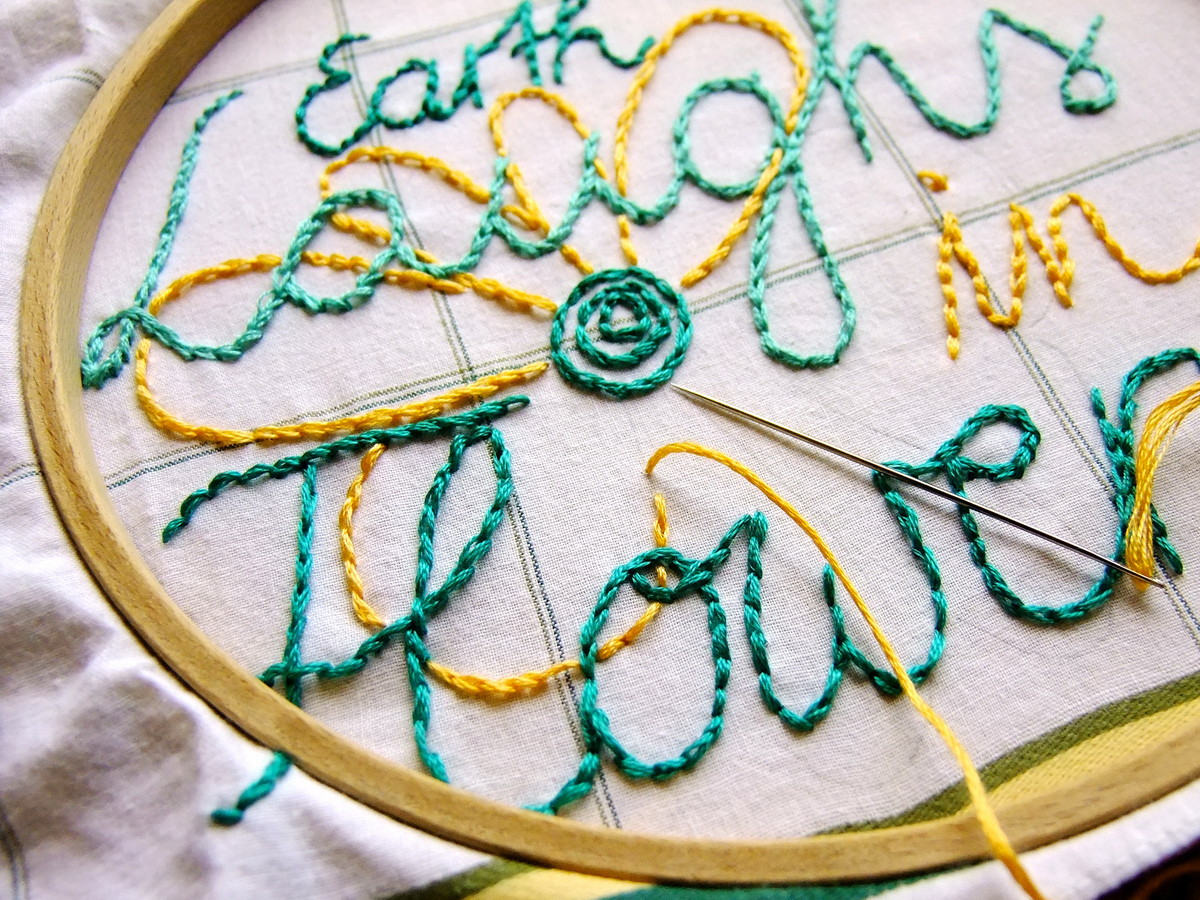 Jetzt stickt sie auch noch!