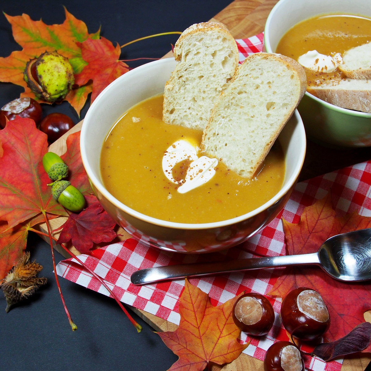 Süßlich-scharfe Kürbis-Birnen-Suppe