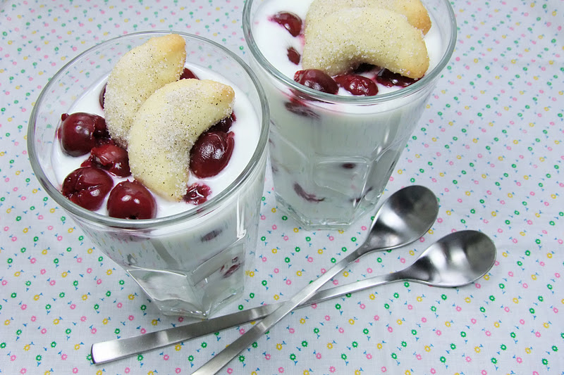 Vanillekipferljoghurt mit Kirschen