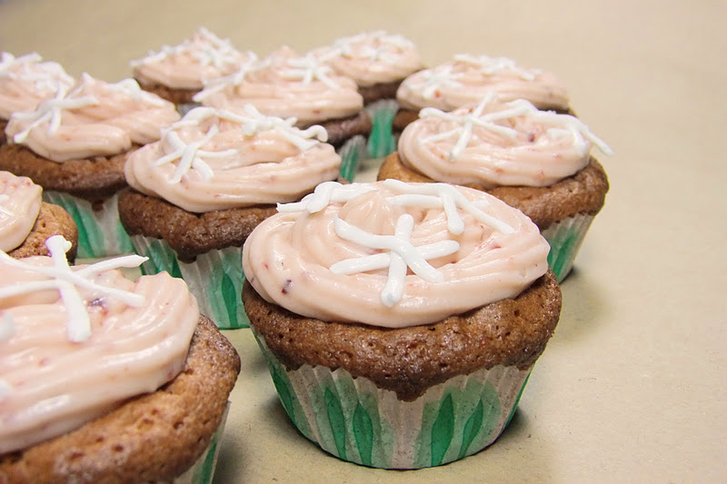 Gefüllte Vanille-Kirsch-Cupcakes