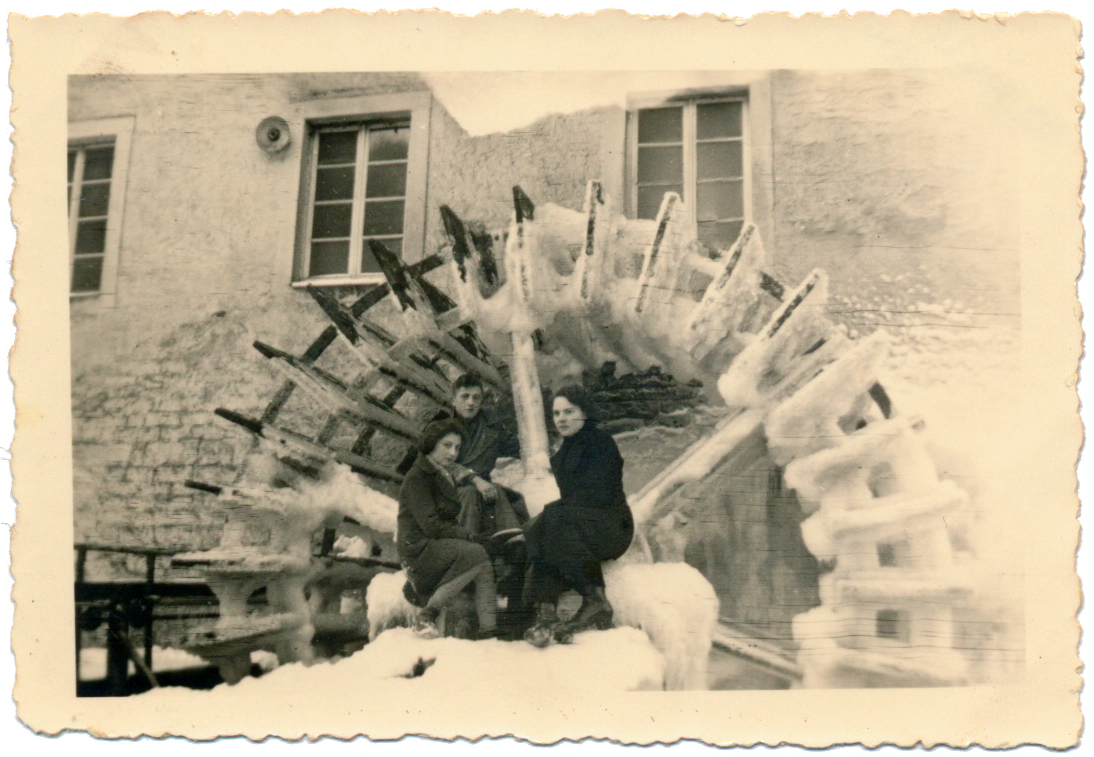 Nostalgische Fotografie aus dem Familienalbum - Familienmitglieder vor vereiste Eifellandschaft