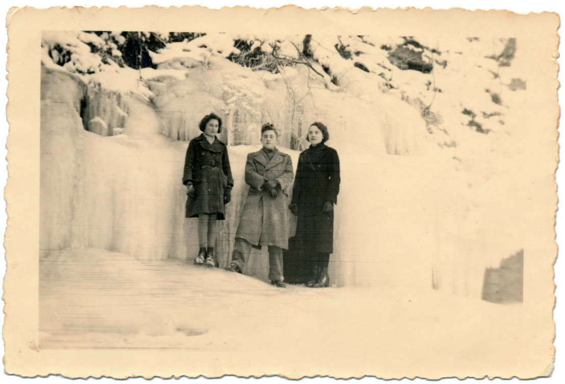 Nostalgische Fotografie aus dem Familienalbum - Familienmitglieder vor vereiste Eifellandschaft