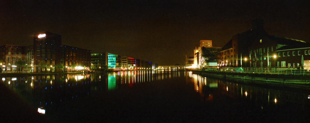 Nacht im Duisburger Innenhafen - aufgenommen mit einer Lomography Horizon Perfekt
