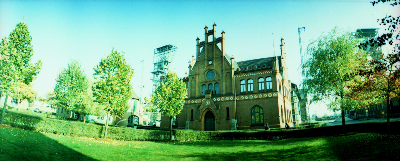 Ein Herbsttag auf der Zeche Zollern in Dortmund - aufgenommen mit einer Lomography Horizon Perfekt - Crossentwicklung