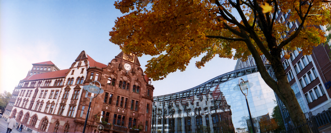 Ein Herbsttag vor dem Alten Rathaus in Dortmund - aufgenommen mit einer Lomography Horizon Perfekt