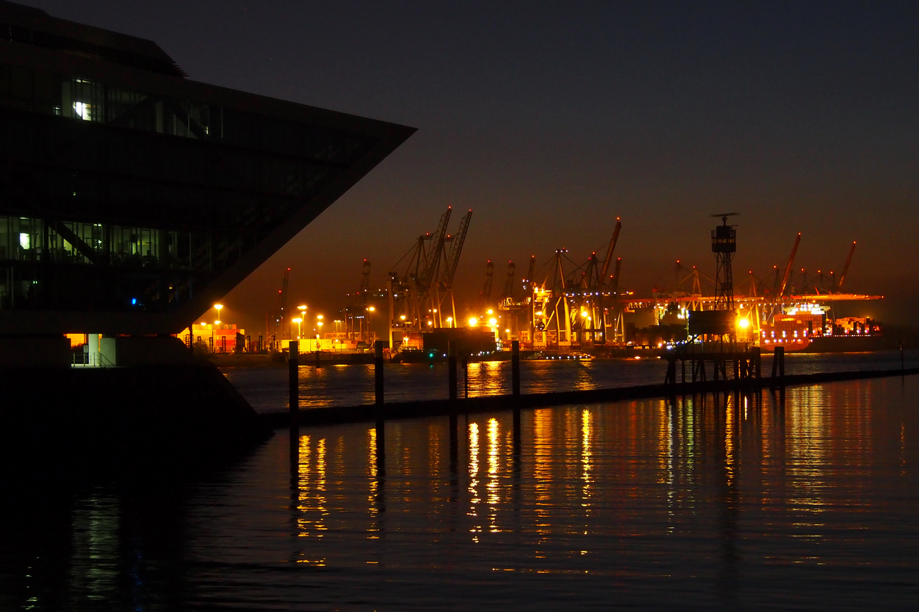 Hamburger Hafen bei Nacht