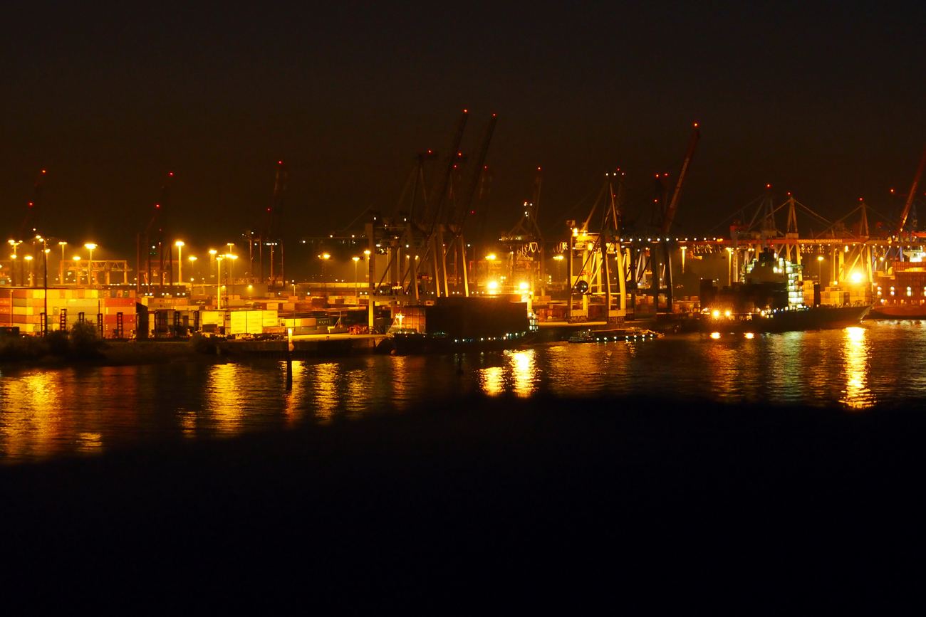 Hamburger Hafen bei Nacht