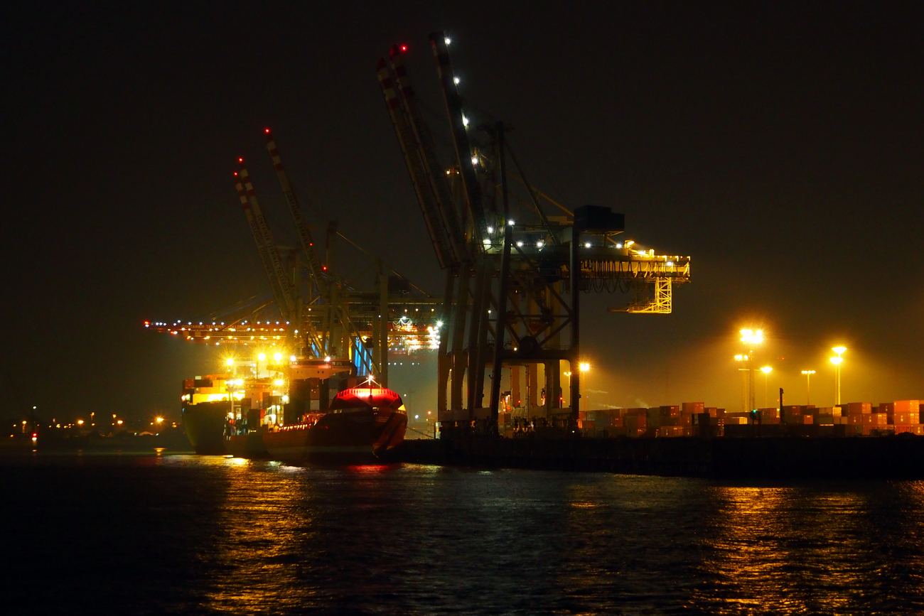 Hamburger Hafen bei Nacht