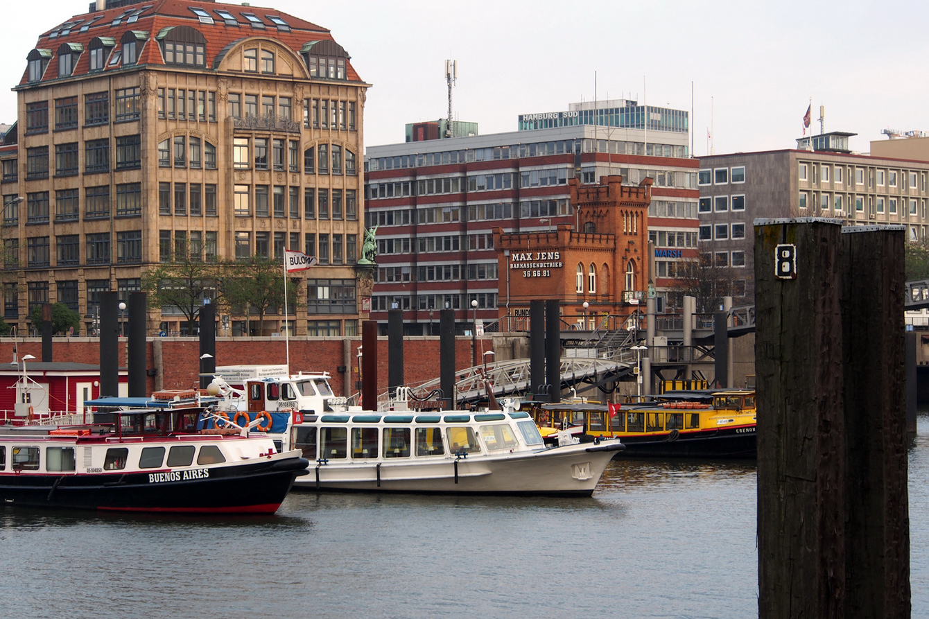 Hamburger Hafen - Szenerie nahe der Speicherstadt