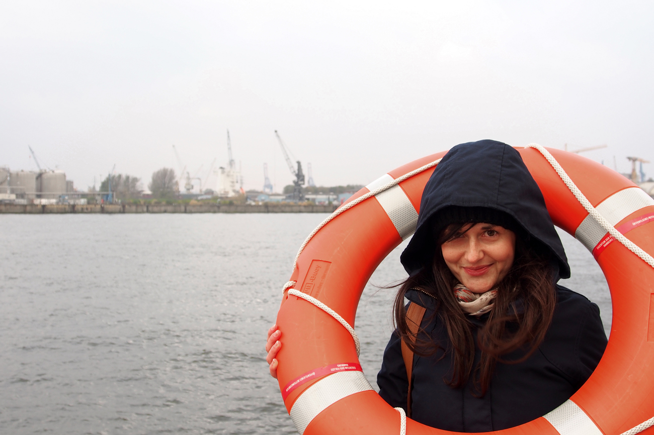 Hamburger Hafen - Posen mit Rettungsring