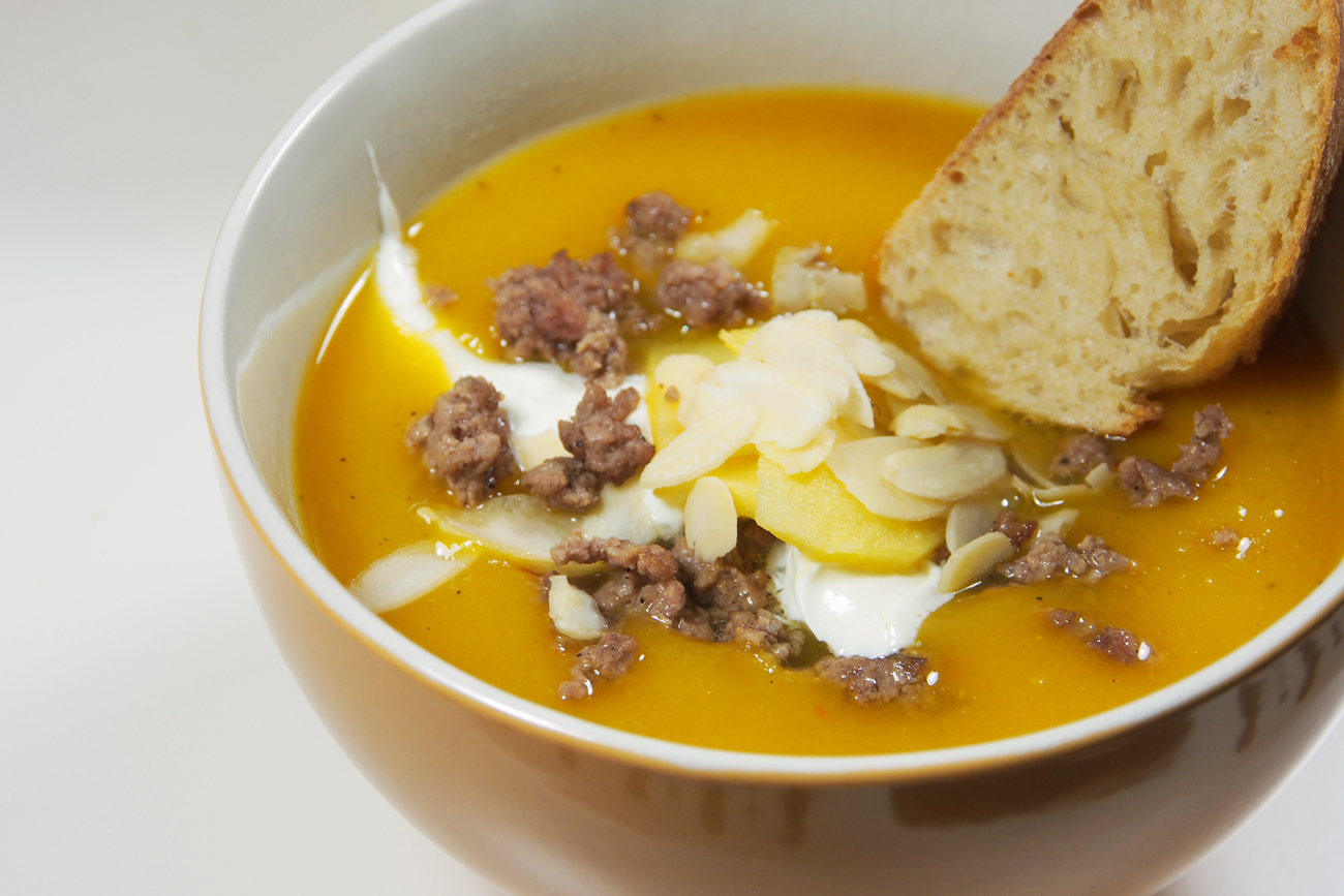 Rezept für Kürbissuppe mit Apfel und Hackfleisch 