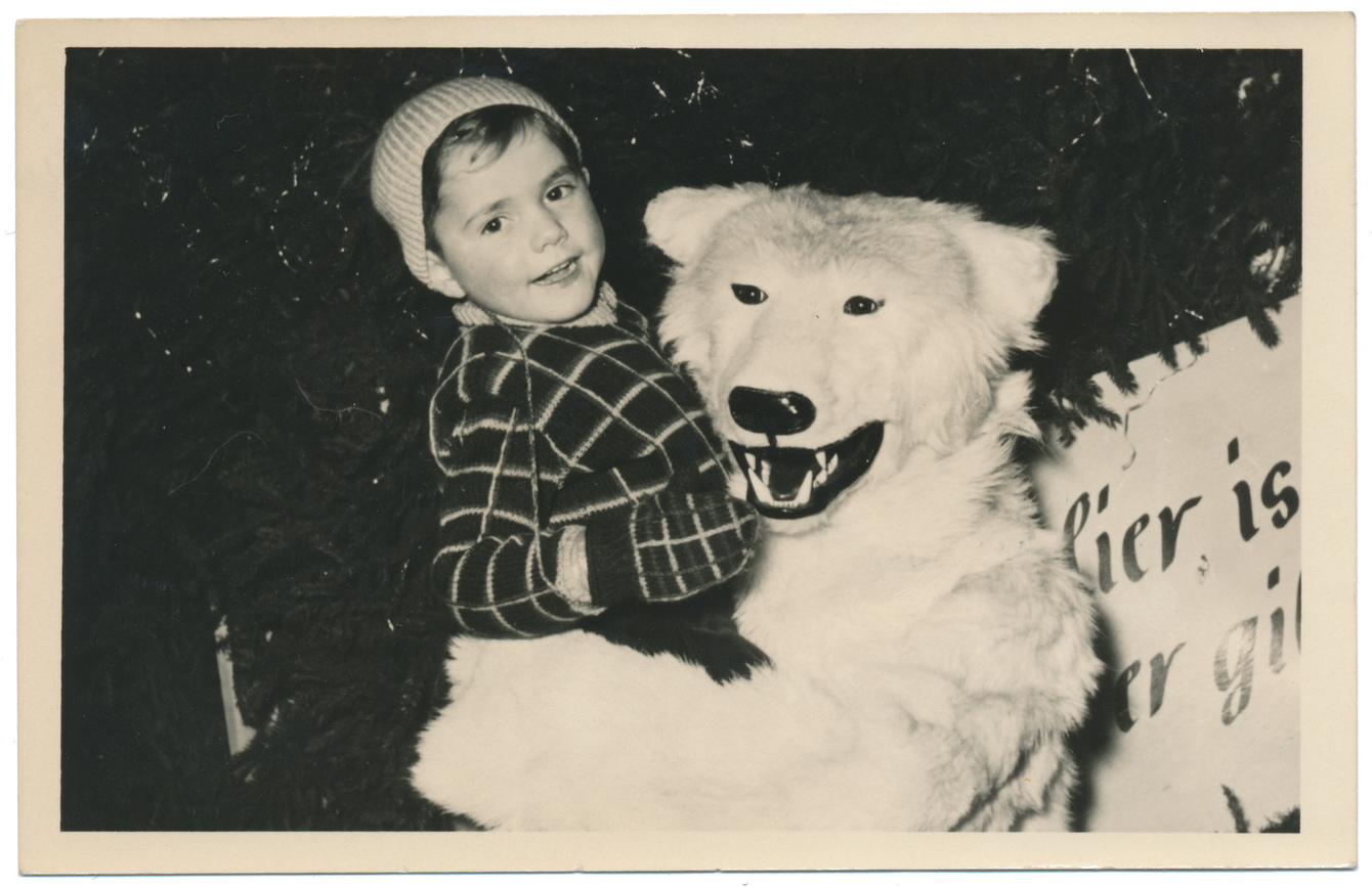 Nostalgiefoto - Kleiner Junge mit verkleidetem Eisbär