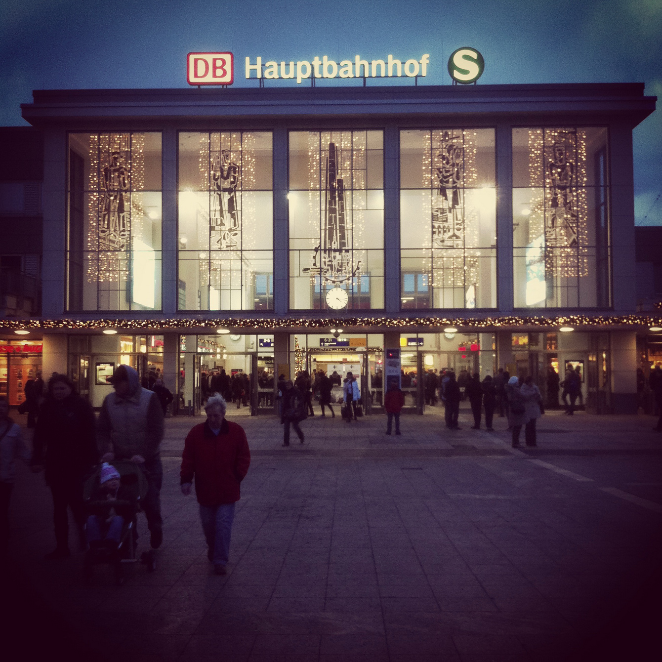 Dortmunder Hauptbahnhof mit weihnachtlicher Beleuchtung 