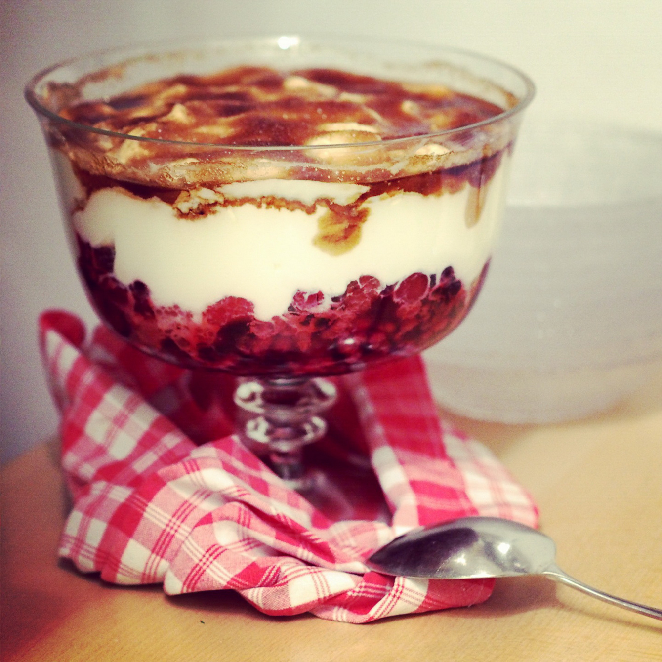 Nachtisch mit Joghurt, Beeren und braunem Zucker - "Fee ist mein Name"