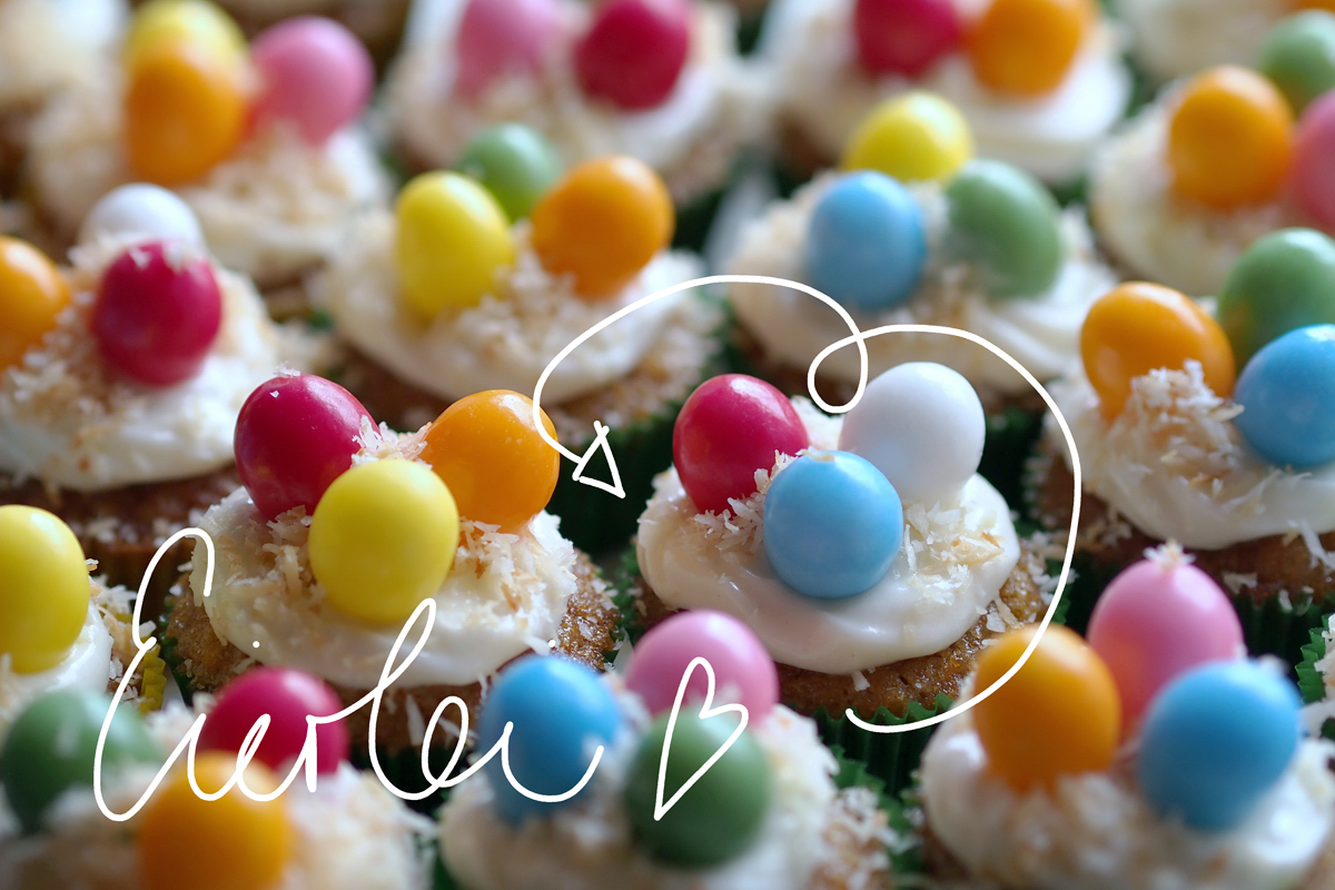 Mini-Möhren-Muffins mit Frischkäsefrosting und Osternestdeko // Mini carrot cupcakes, decorated as easter baskets - "Fee ist mein Name"
