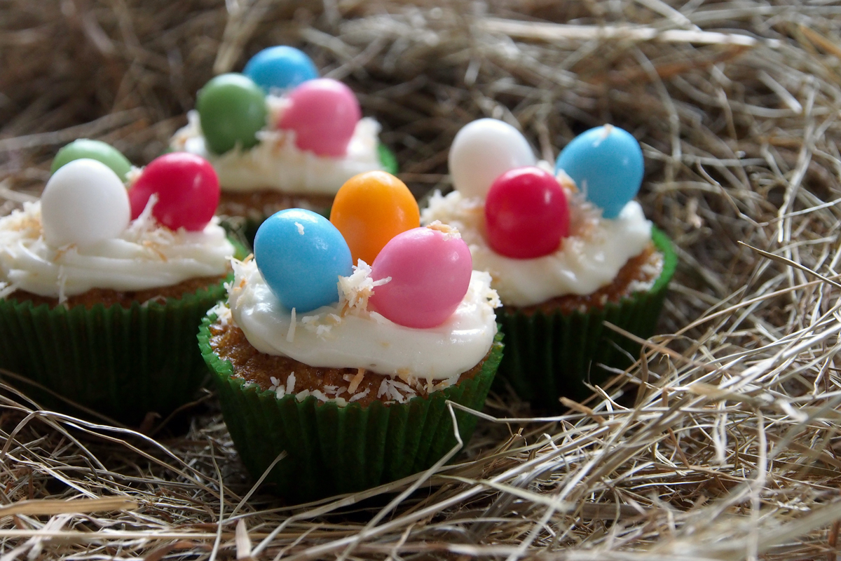 Mini-Möhren-Muffins mit Frischkäsefrosting und Osternestdeko // Mini carrot cupcakes, decorated as easter baskets - "Fee ist mein Name"