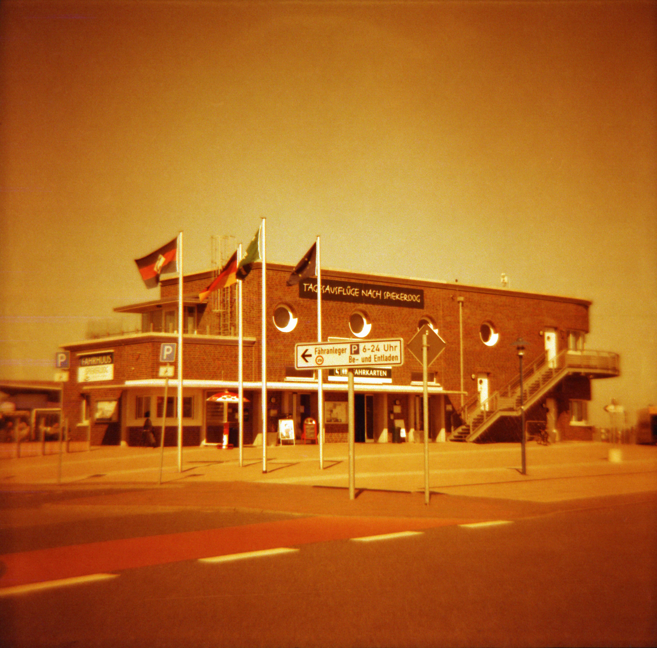 Neuharlingersiel in Redscale, Diana F+ - "Fee ist mein Name"