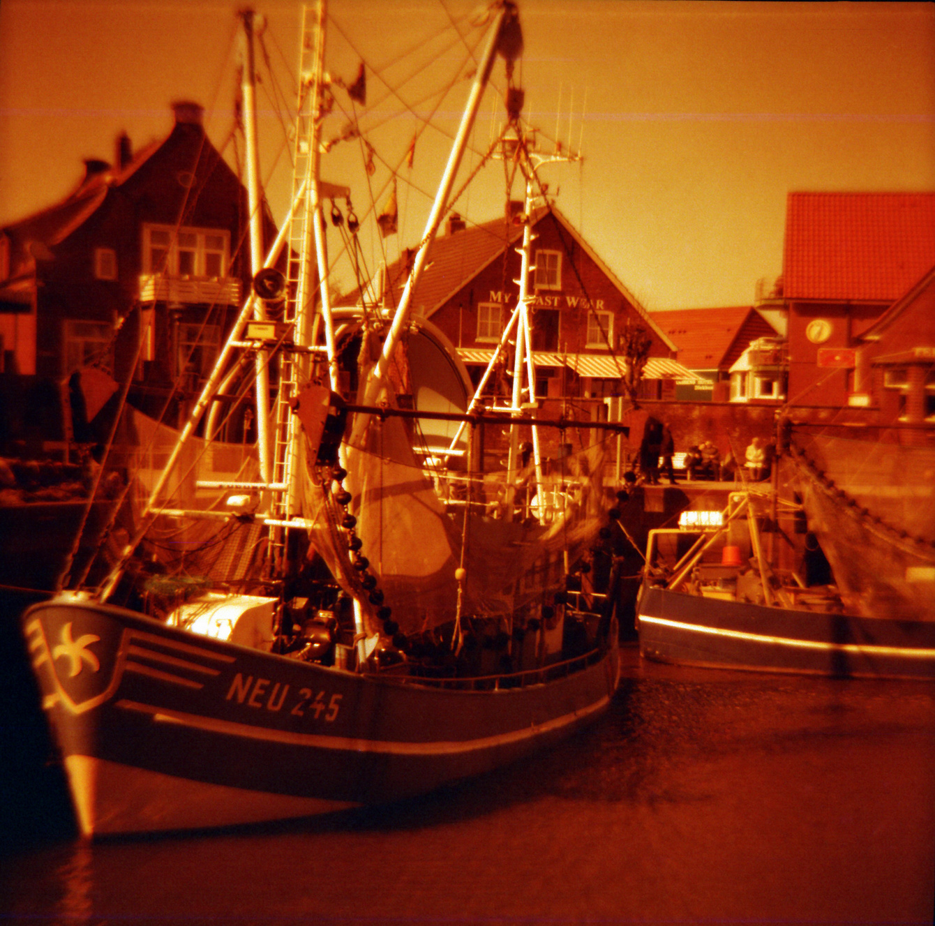 Neuharlingersiel in Redscale, Diana F+ - "Fee ist mein Name"