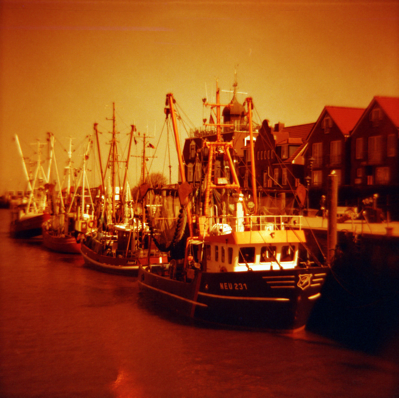 Neuharlingersiel in Redscale, Diana F+ - "Fee ist mein Name"