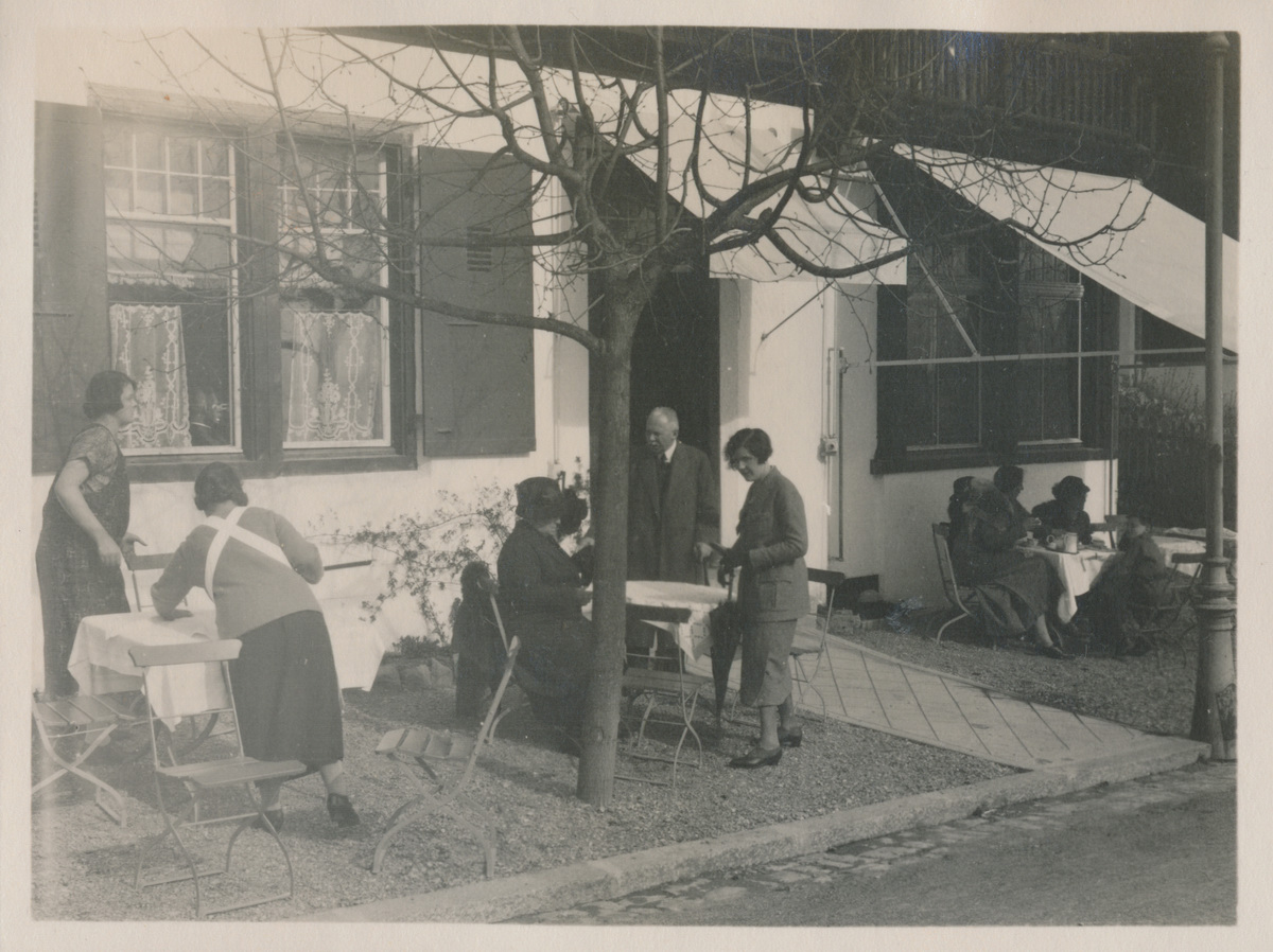 Rast in Glion - Nostalgisches Foto auf "Fee ist mein Name"