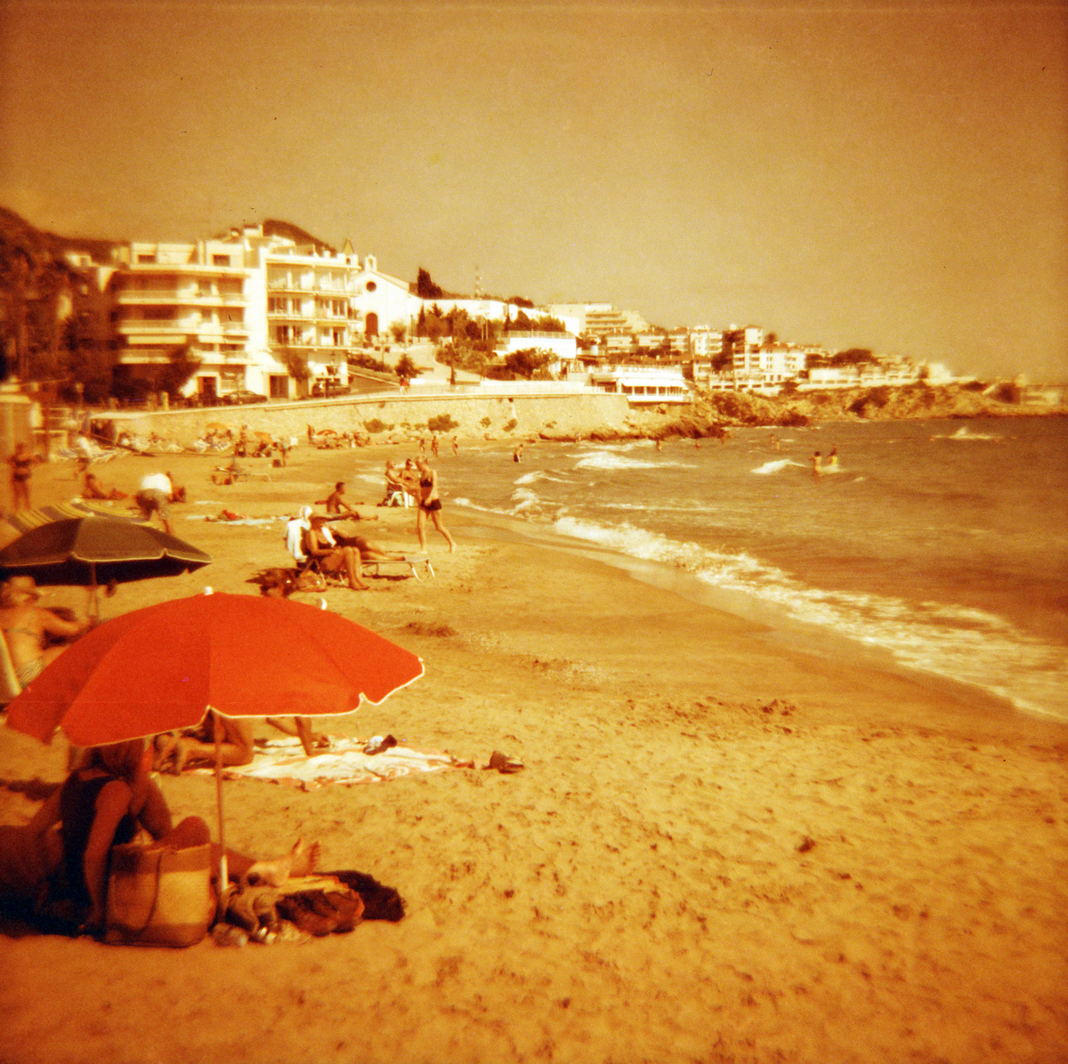 Barcelona in Redscale - "Fee ist mein Name"