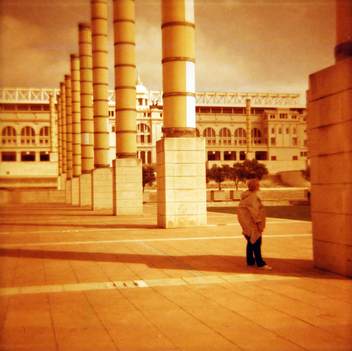 Barcelona in Redscale - "Fee ist mein Name"