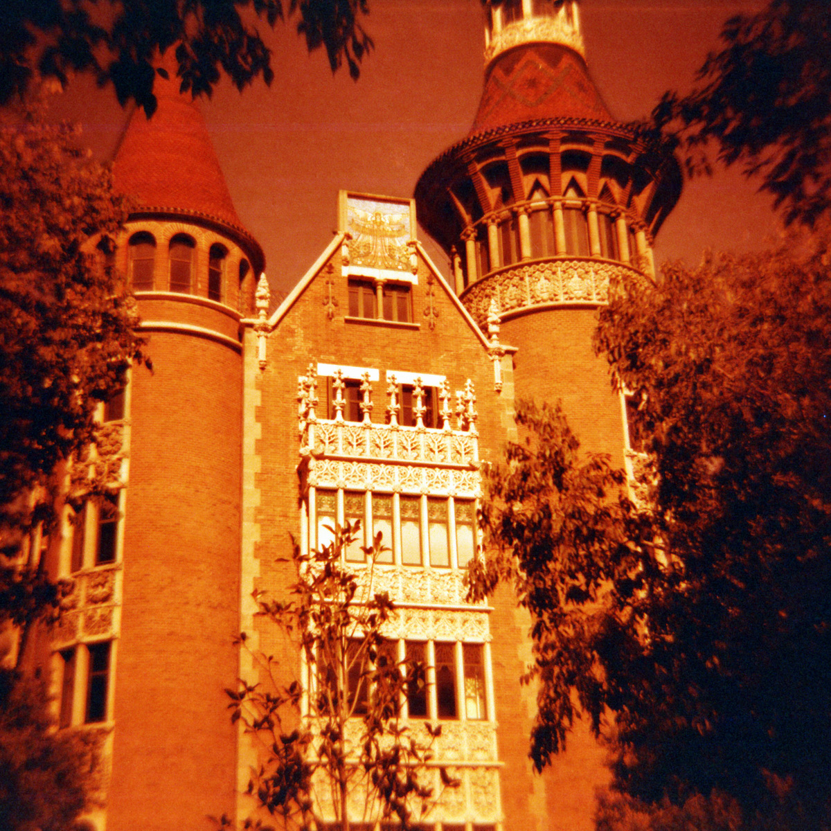 Barcelona in Redscale - "Fee ist mein Name"