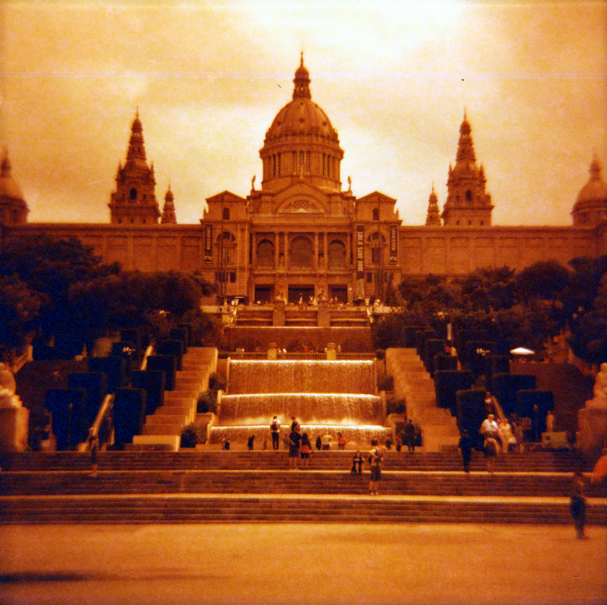 Barcelona in Redscale - "Fee ist mein Name"