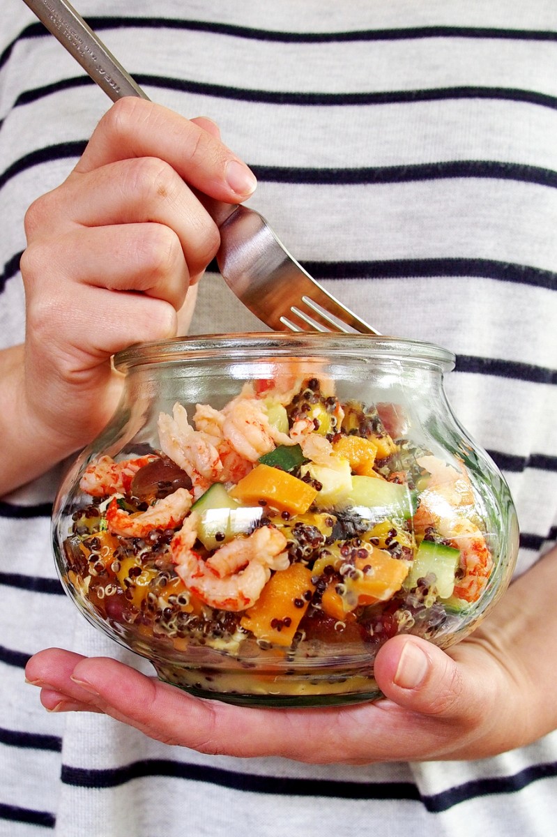 Im Sommer bleibt die Küche kalt: Fruchtiger Quinoa-Süßkartoffel-Salat mit Flusskrebsen (oder auch ohne)