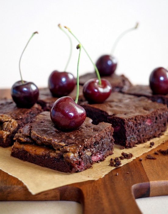 Super Schoko Brownies mit Salzkaramell und Kirschen - "Fee ist mein Name"