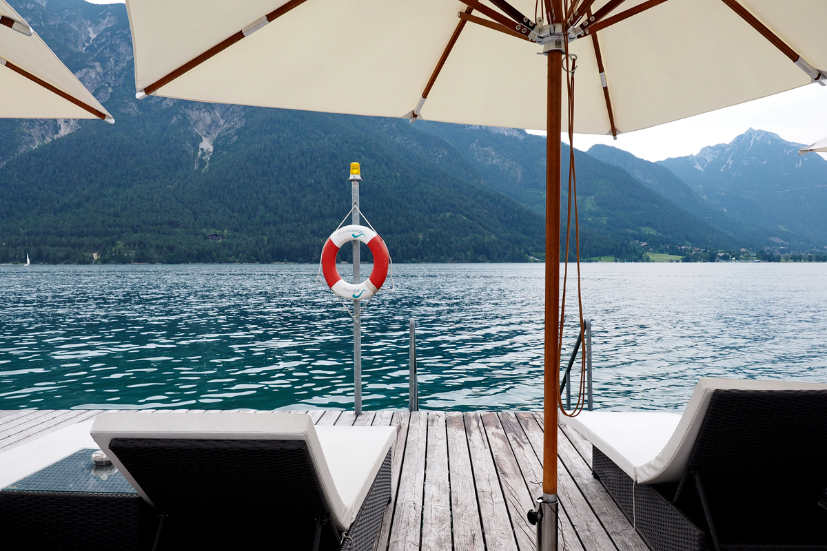 Entspannen und genießen in Pertisau am Achensee - Strandlounge mit Infinity-Pool und Strandbar im Strandhotel Entner - © Fee ist mein Name