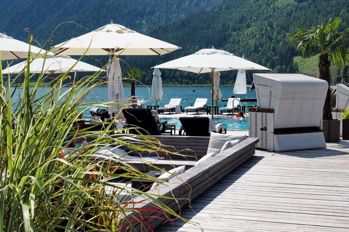 Entspannen und genießen in Pertisau am Achensee - Strandlounge mit Infinity-Pool und Strandbar im Strandhotel Entner - © Fee ist mein Name