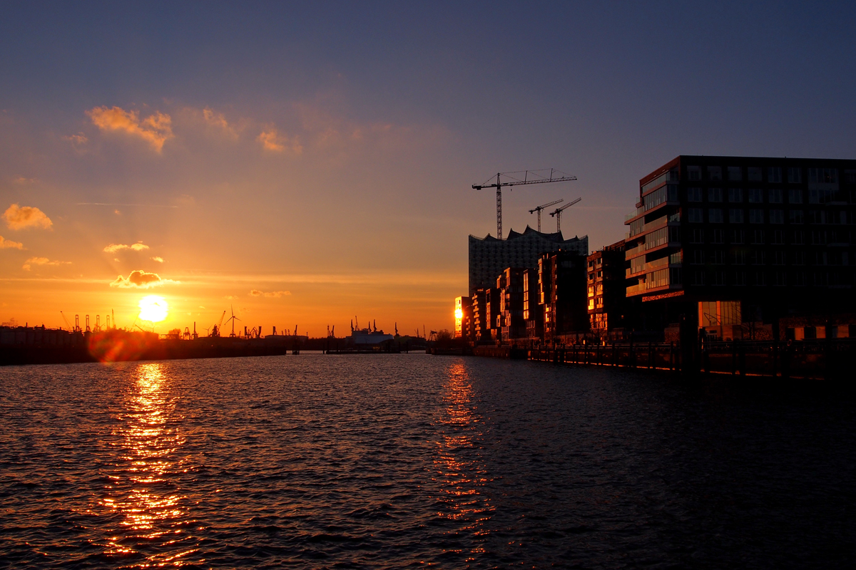 Aus der Schublade: Sonnenuntergänge. Hier: Hamburger Hafencity - © Fee ist mein Name 