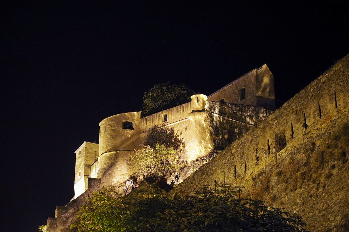 Korsikas heimliche Hauptstadt: Corte bei Nacht - © Fee ist mein Name