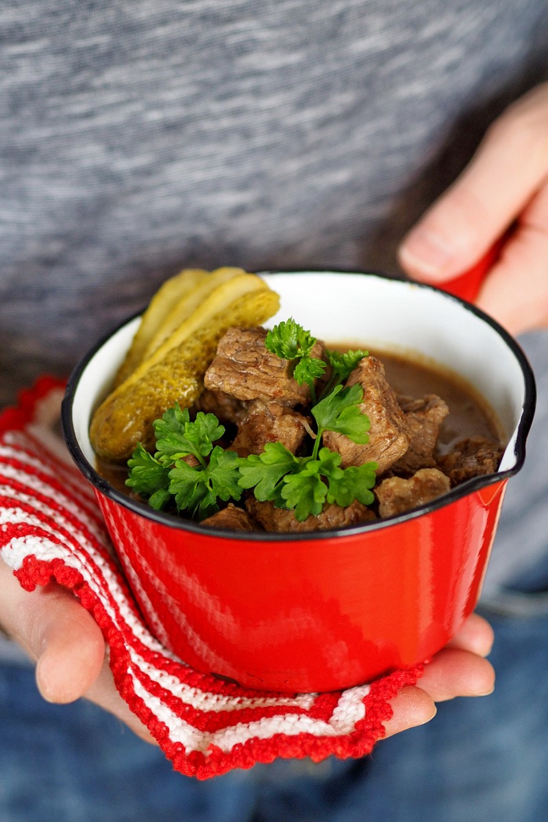 Westfälischer Pfefferpotthast mit Gürkchen und Roter Bete