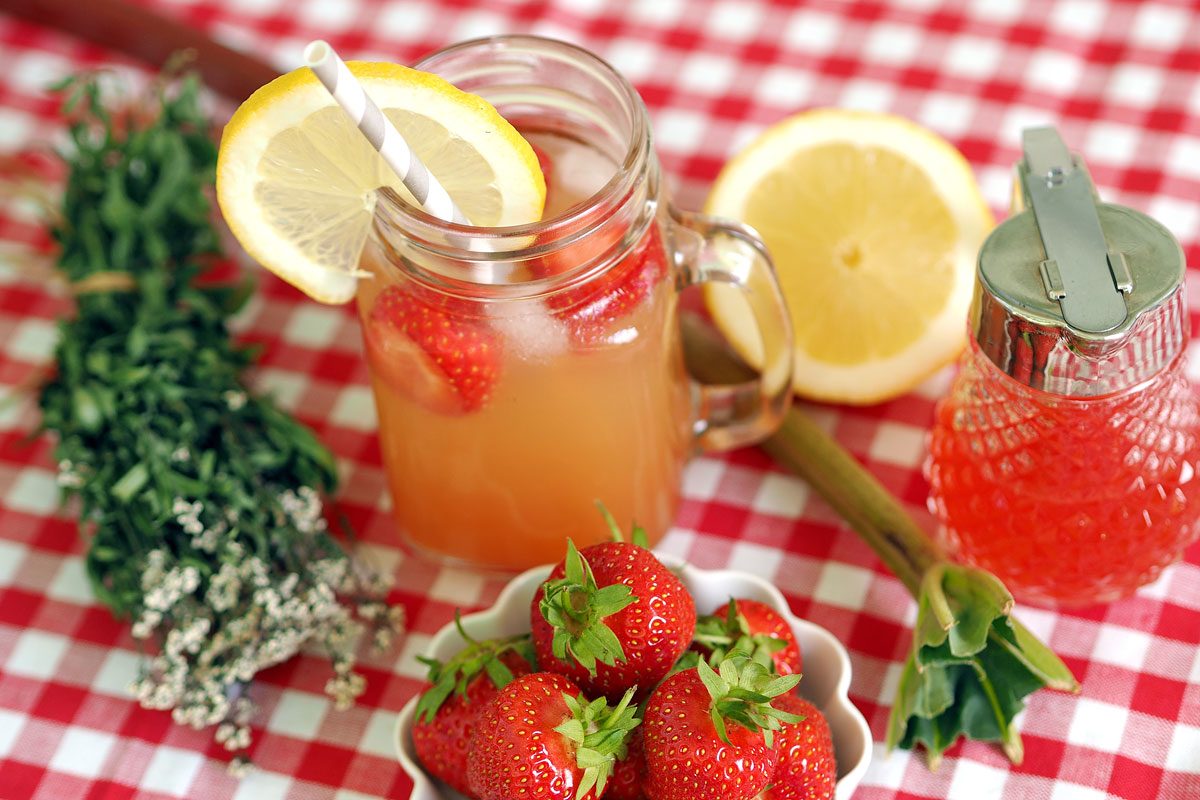 Rezept für Erdbeer-Rhabarber-Sirup mit Waldmeister - "Fee ist mein Name"