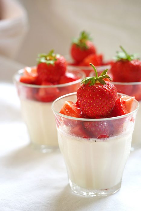 Gar nicht grün: Waldmeister-Panna-Cotta mit Erdbeeren