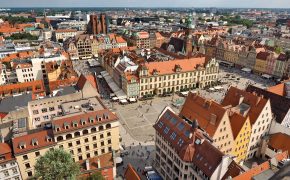 Mit dem Dortmunder Flughafen in Breslau// hier: Rynek - "Fee ist mein Name"