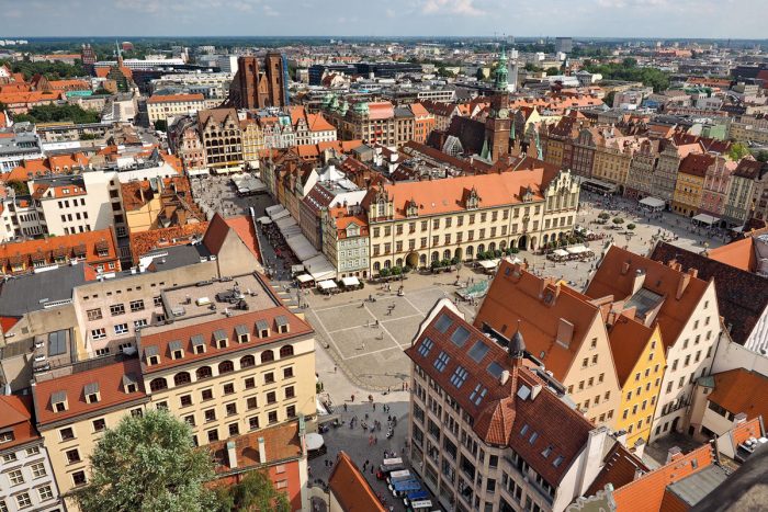 Mit dem Dortmunder Flughafen in Breslau// hier: Rynek - "Fee ist mein Name"